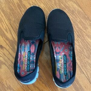 Skechers Air Cooled Memory Foam slip in black shoes. EUC SZ 7.5 fabric.